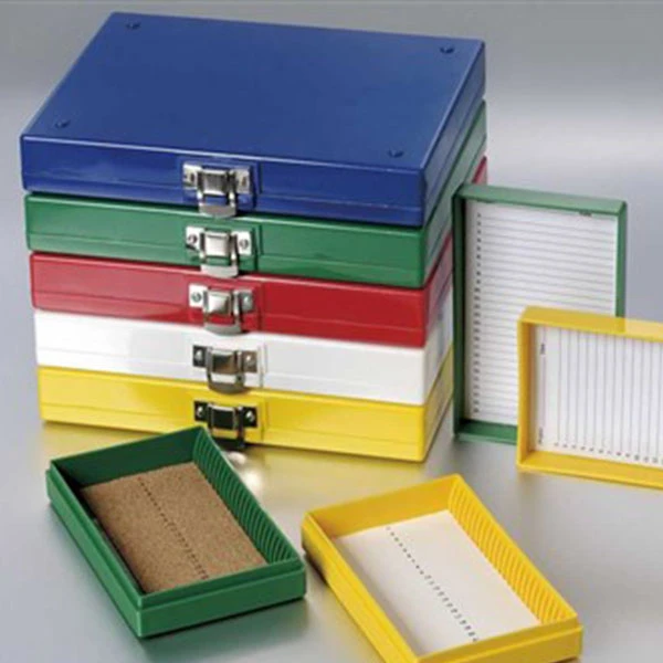 25-Coloqueu la caixa de diapositives de microscopi Premium. Blau. Emmagatzematge i transport de diapositives estàndard de 1 x 3". Folre de suro durador. Full d'inventari de línies de coincidència amb ranures numerades.
